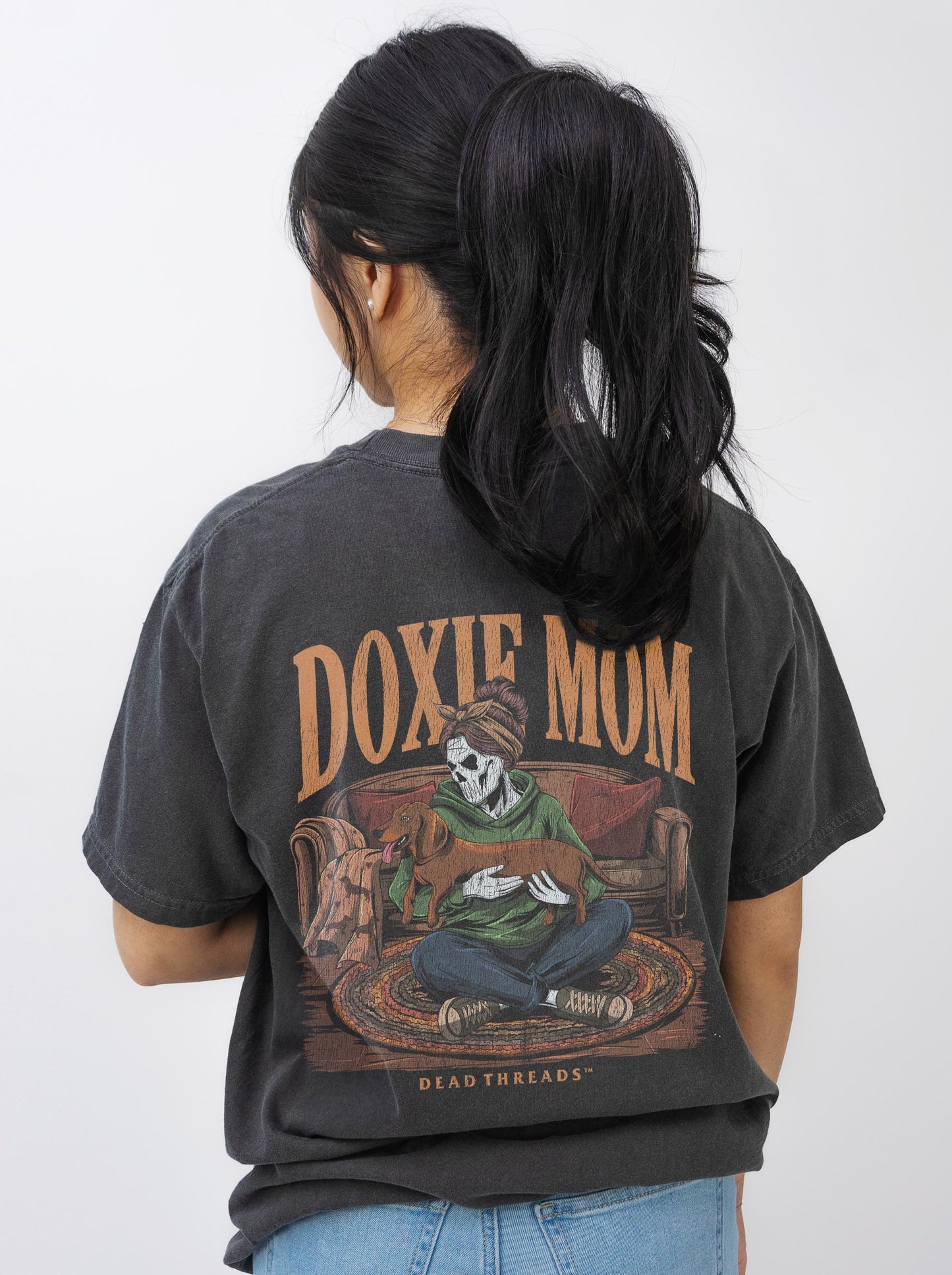 DOXIE MOM - “DT ESSENTIAL" PREMIUM T-SHIRT