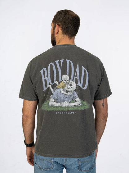 BOY DAD V1 (SOLO PROJECT) - “DT ESSENTIAL" PREMIUM T-SHIRT – T-Shirt – Dead Threads Apparel