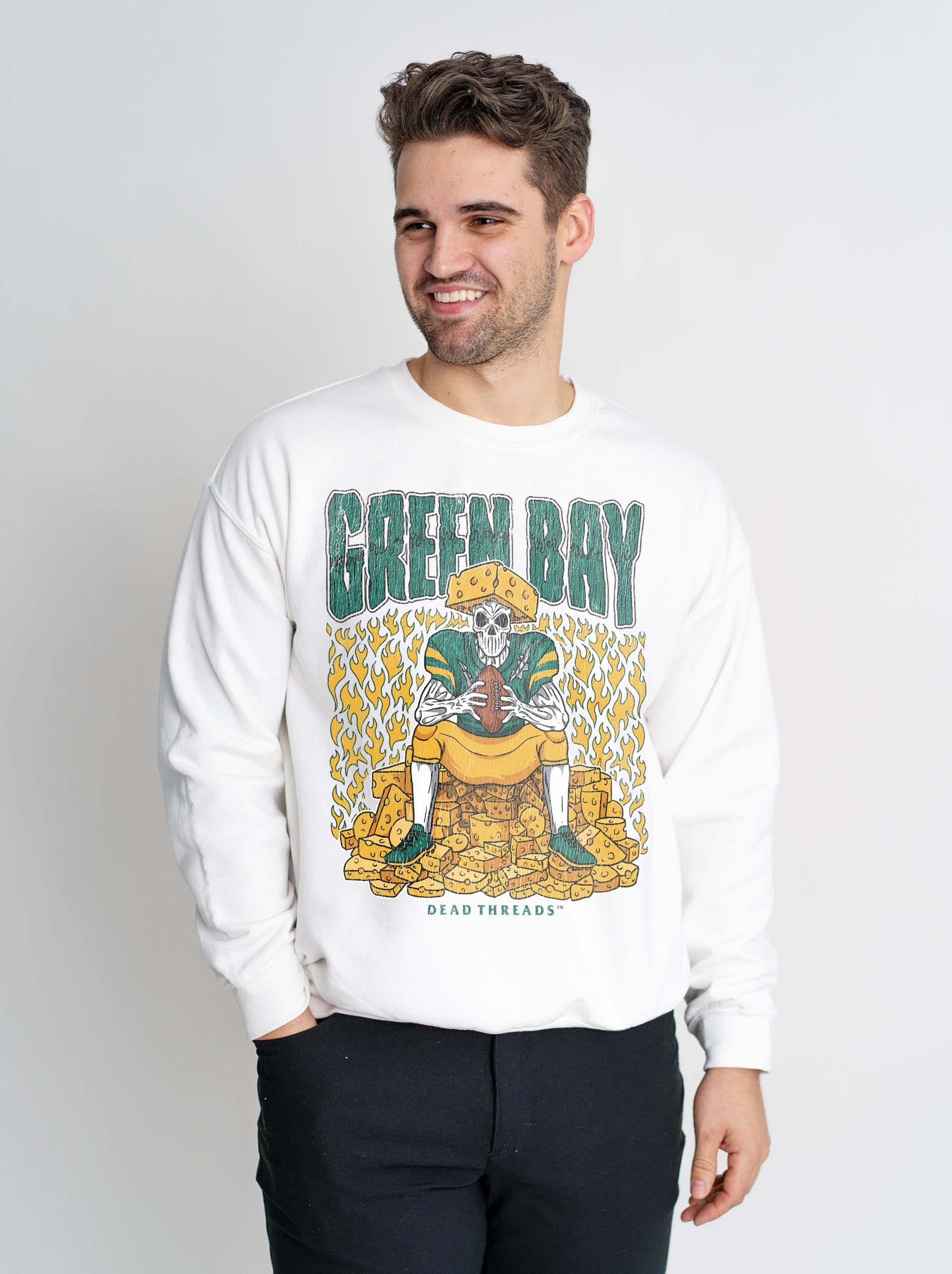 GREEN BAY FOOTBALL CREWNECK SWEATSHIRT - VINTAGE SKULL GRAPHIC