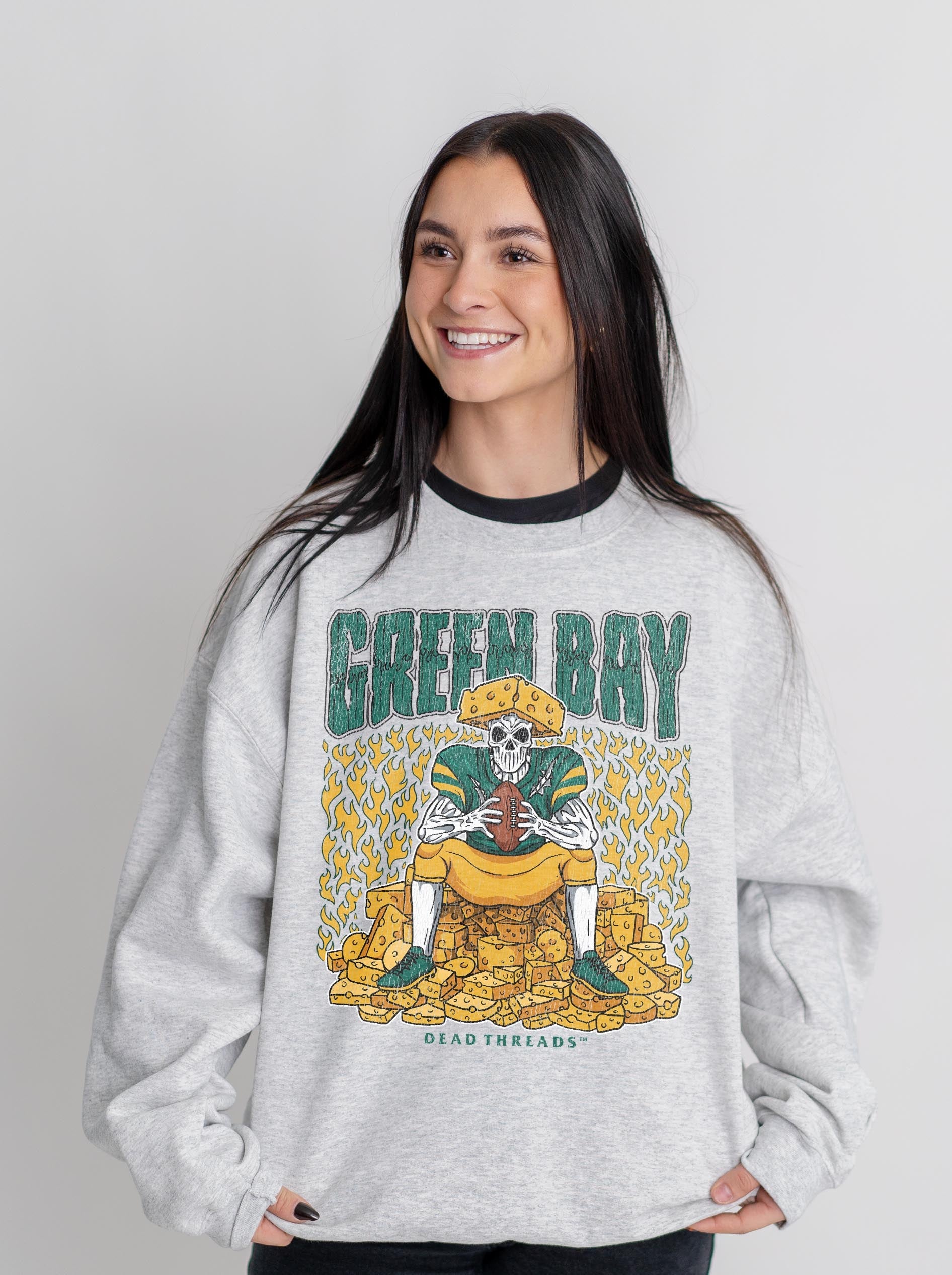 GREEN BAY FOOTBALL CREWNECK SWEATSHIRT - VINTAGE SKULL GRAPHIC